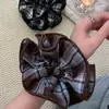 Scrunchie de Tecido Xadrez Cor de Café Estilo Coreano com Quatro Camadas para Mulheres, Elástico de Cabelo Elegante para Coque ou Rabo de Cavalo Baixo, Acessório de Cabelo