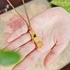 Joyería de oro Jin Yan con accesorios de oro arena vietnamita, colgante de dios de la riqueza de calabaza incrustado con diamantes verdes para atraer riqueza y retener la riqueza, collar con colgante