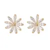 Aretes de Margarita Frescos y de Alta Gama Hechos de Aleación de Cobre con Chapado en Oro Real e Incrustaciones de Circonita, Aguja de Plata S925, Aretes de Moda y Versátiles