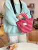 4111 Moda de Invierno Felpa Bolso para Mujer 2023 Nuevo Lindo Bolso de Mano con Puntos Polo para el Trabajo Bolso de Mano para Viajar