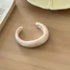 Pulsera de Resina de Colores Difuminados para Mujer, Exagerada Elegante, Única, Forma de Luna Creciente Blanca, Versátil, Pulsera de Moda y Tendencia