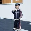 Conjunto Deportivo Casual de Rayas Contrastantes Elegante y Atractivo para Niños 2026 Nueva Colección Otoño Moda Infantil Conjunto de Dos Piezas Genial