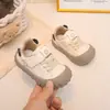 Sapatos Individuais de Couro com Velcro Estilo Coreano para Crianças Pequenas 2026 Primavera/Outono Novos Sapatos para Bebês Andadores Meninos Sapatos Casuais Antichoque Meninas