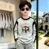 Camiseta de algodão puro com blocos de cor e mangas compridas para meninos, peça básica para primavera e outono, novo estilo, top raglã moderno com gola redonda para meninos e crianças mais velhas