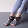 Los fabricantes suministran calcetines de yoga sin espalda de algodón absorbentes de sudor de silicona calcetines deportivos cruzados con calcetines de cinco dedos de Pilates para mujeres