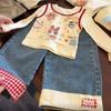 Conjunto de Camiseta de Dibujos Animados Graffiti Falsa Dos Piezas y Jeans Rectos de Cuadros para Niña Pequeña, Otoño Nuevo, Moderno
