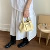 Bolsa de Ombro com Padrão Trançado Nicho Coreano para Mulheres 2026 Novo Modelo Cesta de Mão Bolsa Tote Balde Transversal
