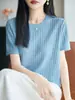 El lino de bambú es seco y amigable con la piel, con exquisitos adornos de pedrería colorida en el cuerpo. Es una camiseta básica de manga corta ajustada para un estilo casual y relajado en primavera y verano.
