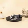 Cinturón de diseño único con un look moderno, simple y elegante de estilo coreano, cinturón de cuero genuino con una hebilla plateada texturizada, cinturón para mujer, en stock desde la fábrica