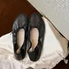 Versión de piel de cordero del mismo estilo que los zapatos de ballet uva para mujer, con lazo, parte superior suave, suela suave, zapatos tipo rollo de huevo, zapatos planos bajos retro de un solo color