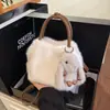 Bolsa de pelúcia transfronteiriça, bolsa tote pequena para mulheres, nova coleção outono/inverno 2026, bolsa de ombro fofa, bolsa transversal