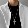 Colar Masculino Hip-Hop Cruz Tendência Estilo Hip-Hop Versátil Pingente para Homens Acessório de Design de Nicho Pingente