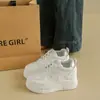 Zapatillas Blancas de Suela Gruesa 2026 con Diseño Retro, Primavera y Otoño, Nicho, Versátiles, Estilo Chino de Moda, Nuevos Mocasines Casuales para Mujer