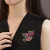 Broche Coruja de Diamante Colorido Pequeno, Alfinete Ouro Rosa, Acessório Versátil Estilo Vintage de Luxo Leve para Casaco e Terno Atacado