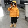Jaqueta Masculina de Primavera e Outono 2026 Novo Estilo para Crianças Pequenas e Médias Jaqueta 3 em 1 com Capuz para Outono Fresca e Bonita Uso ao Ar Livre