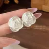 Brincos de Flor de Metal Prateado 2026 para Mulheres, Design de Nicho, Brincos Suaves de Rosa, Brincos da Moda para o Dia a Dia para Meninas