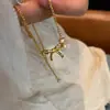 El lazo es fresco, tridimensional, versátil, moderno, único, elegante, delicado, simple y cuenta con collares de borlas y accesorios de nicho.