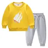 Conjunto de suéter infantil outono e inverno 2023 Estilo ocidental novo grande infantil de veludo acolchoado quente de inverno com mangas compridas