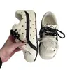 Zapatillas versátiles de estilo coreano, lindas y elegantes, con estampado de estrellas en blanco y negro para mujer, nuevos mocasines de moda Otoño 2026