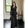 Foto real, vestido longo elegante e que afina a silhueta, nova coleção outono 2026, vestido de manga longa com decote V e acinturado