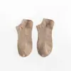 Calcetines de hombre de verano color liso calcetines invisibles transpirables absorbentes de sudor calcetines desodorantes calcetines verticales para hombre puesto de calcetines para hombre calcetines invisibles para hombre al por mayor