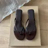 Primeiro Encontro com as Sandálias de Dedo com Salto Cuña Vermelho para Mulheres, Adequadas para Uso ao Ar Livre, Novo Estilo Verão 2026, Sandálias Elegantes com Salto Alto Estilo Francês