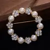 Broche Flor Pérola Fashion Tendência Feminino Estilo Coreano Liga de Zinco Diamante High-end Corsage de Roupa Joia Pin Versátil