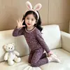 Conjunto de loungewear para bebé niña de Amazon con estampado floral pequeño, para primavera y otoño, incluye top y pantalón, adecuado para usar en otoño