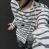 Camiseta retrô listrada estilo Hong Kong, camiseta masculina de manga longa com gola redonda, camiseta casual de corte solto, camiseta juvenil