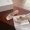 Sandalias cuadradas de tacón de gatito de satén estilo francés para mujer, nueva colección de verano 2025, elegante diseño de pétalos con pedrería, perfectas para combinar con vestidos, tacones altos