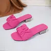 Sandalias plisadas de tacón bajo para mujer de talla grande transfronterizas 2026 primavera nueva moda sandalias de punta cuadrada y tacón cuadrado venta al por mayor