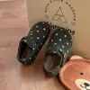 Sandálias Birkenstock de bolinhas para meninas, nova coleção outono/inverno 2026, sapatos infantis de sola macia com fechos de velcro, sapatos pequenos de couro retrô e versáteis para crianças maiores