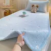 Cubrecama de tres piezas de doble cara de doble capa de gasa, terciopelo de leche, terciopelo de bebé, Clase A, protector de cama multifuncional para dormitorio de estudiante