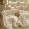 Conjunto de quatro peças em veludo de leite estilo girlish suave classe A com acabamento em renda floral pequena estilo saia de cama conjunto de três peças espesso e quente 1