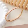 Moda Transfronteiriça Versátil Pulseira de Aço Inoxidável com Padrão de Estrela de Oito Pontas Joias de Luxo Leve Design de Nicho Encrustadas com Diamantes para Mulheres Atacado