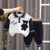 Roupas de Bebê e Crianças Pequenas e Médias com Mangas Compridas Cor Combinando Terno de Primavera e Outono para Meninos Roupas Infantis Urso de Desenho Animado Terno de Duas Peças da Moda para Crianças