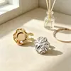 Nuevos gemelos metálicos plisados en forma de corazón para mujer, elegante accesorio para camisa con textura mate, gemelos para vestido en forma de corazón