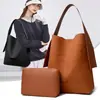 Bolso de hombro transfronterizo nuevo de gran capacidad, moderno y práctico para ir al trabajo, bolso tipo cubo retro, bolso tote personalizable para mujer