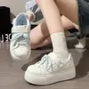Zapatillas blancas de suela gruesa estilo coreano para mujer, nueva colección de otoño 2026, zapatos deportivos que aumentan la altura, perfectos para combinar con faldas, zapatos casuales versátiles