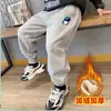 Pantalones de forro polar para niñas pantalones de algodón para niños otoño e invierno engrosados de una sola pieza de terciopelo cálido ropa exterior para niños pantalones deportivos casuales de chándal