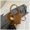 Nova Bolsa Pequena 2025 Moda Feminina Bolsa de Ombro Transversal Bolsa de Balde Portátil Simples Feminina Textura Fashion e Versátil