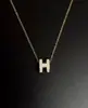 Luz de Luna BlancaLuz de Lujo, Gama Alta, Collar con Letra H, Diseño de Nicho, Joyería para el Cuello que No se Desvanece en la Clavícula al por Mayor