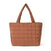 Bolso acolchado de un solo hombro estilo otoño e invierno moderno de alto valor, bolsa de plumón para debajo del brazo, bolso de hombro tipo tote ligero de gran capacidad