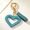 Nuevo llavero con forma de corazón hueco con diamantes, accesorio de arcilla totalmente cubierto de diamantes, decoración para bolso de mujer, colgante para interior de coche