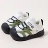 Sapatos Novos para Bebês e Crianças Pequenas de Primavera e Outono Solado de Borracha Antiderrapante Malha Respirável Fecho de Velcro Dedo Fechado Anticolisão Sapatos Infantis para Meninos