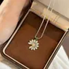 Cadena de Flor con Incrustaciones de Diamantes Estilo Coreano Cadena para Suéter con Colgante Ajustable Cadena para Clavícula Simple y de Moda Collar de Lujo Ligero de Gama Alta