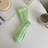 Calcetines de terciopelo de coral sin pelusa al por mayor engrosados de color para el hogar antideslizantes para el suelo calcetines cruzados de color sólido cálidos para dormir mujer