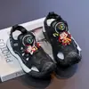 Sandálias Infantis Verão 2025 Novos Calçados Infantis Tênis Crianças Médias e Grandes Meninos Fecho Giratório Bico Fechado Sapatos de Praia