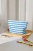 Bolsa de maquillaje simple a rayas bicolor, portátil y artística, adecuada para viajes, almacenamiento de productos para el cuidado de la piel, bolso de mano, bolsa tipo almohada