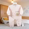 Macacão de Recém-Nascido de Outono e Inverno, Roupa Quente de Borboleta de Três Camadas para Bebê de Outono, Macacão de Bebê Sem Costura com Bordado de Desenho Animado